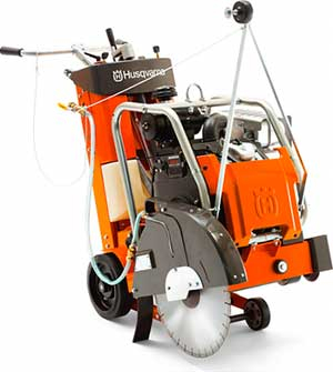 Резчик швов HUSQVARNA FS-524 в прокат в Твери. У нас лучшая цена за сутки! Возможность взять в аренду с выгодной скидкой до 40% при экспресс доставке 24/7. И помните, ночью стоимость еще дешевле на 30%! #арендапрокат #виброплита #выгодно